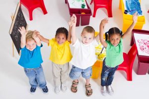 Enfants levant la main en classe